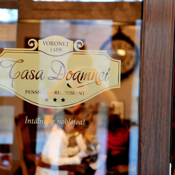 intrare laterala restaurant casa doamnei